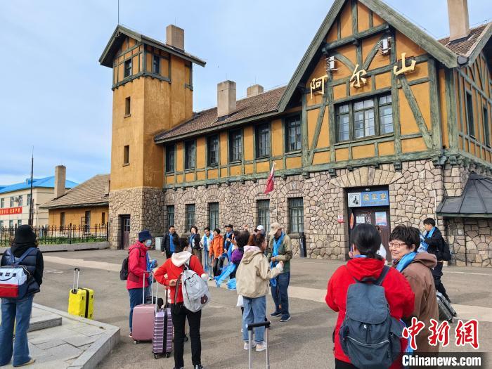 “阿尔山号”旅游专列首发 各地游客“驶入”丛林花海