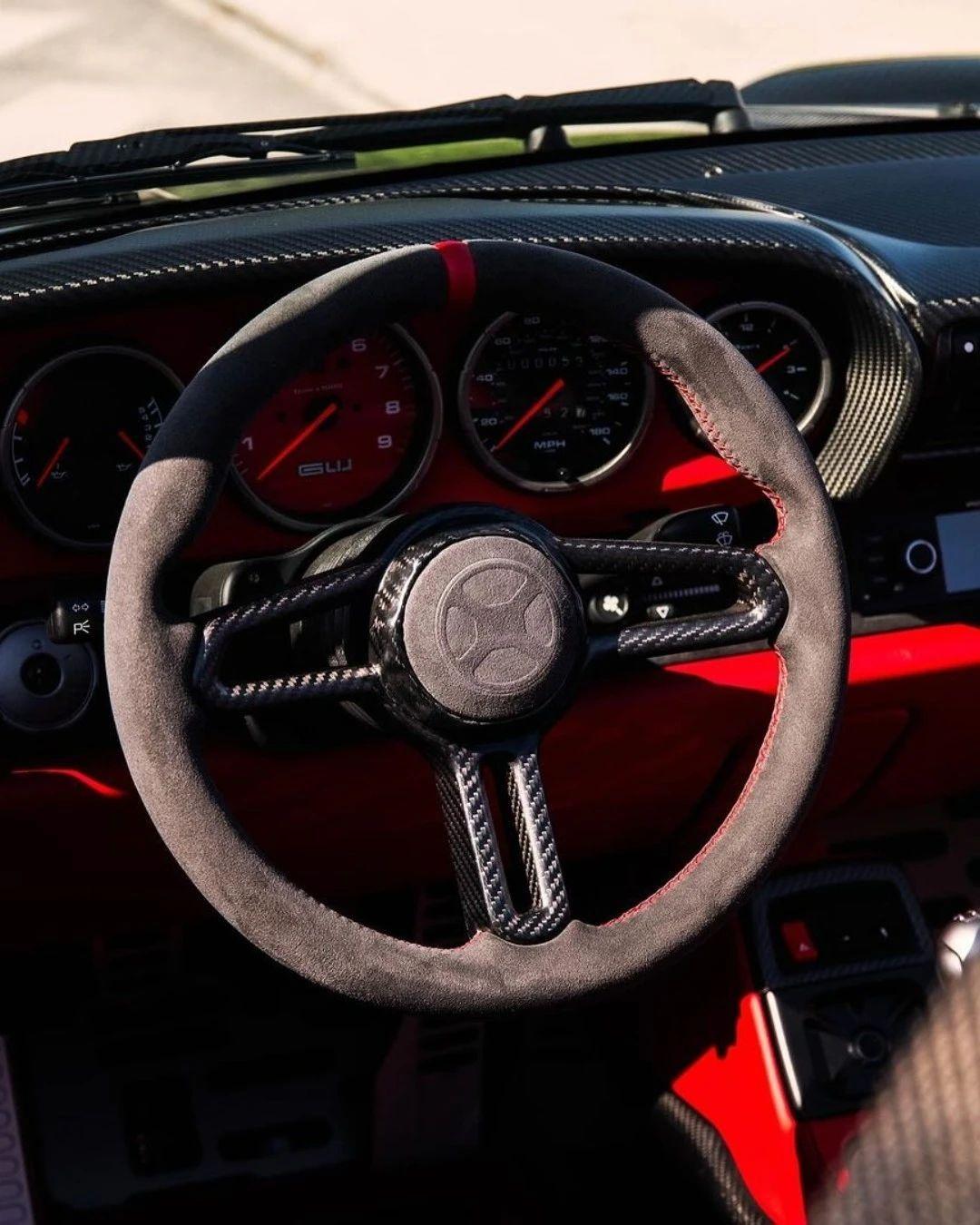 艺术品般的全碳993敞篷保时捷911 Speedster